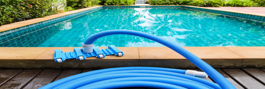 Безопасно ли чистить бассейн химическими средствами?