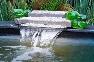 💦 Waterfall CC — излив для водопада из пластика и плексигласа. Разработан специально для применения с напорными фильтрами для пруда. Емкость излива закрытая и вода в нее может подаваться под напором.