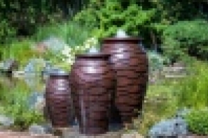 🐚Сухие фонтаны — это тип фонтанов, которые не имеют видимой чаши, и вода в них бьет прямо из-под поверхности, а затем отводится обратно в подземный резервуар: зрители видят только бьющие струи воды.